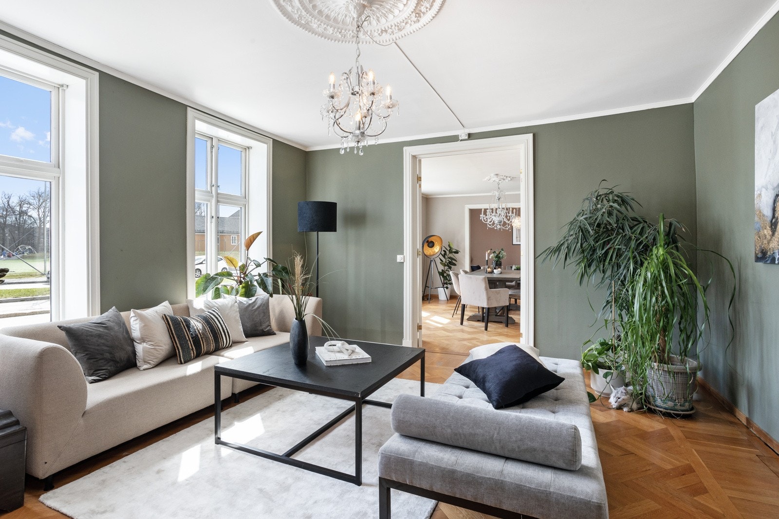 Store vinduer slipper naturlig lys inn i denne romslige hverdagsstuen. Galleribilde