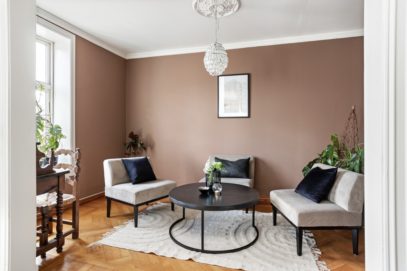 Finstuen er malt i en myk teracottafarge og utstråler eleganse med sine detaljerte listverk og klassiske innredning Galleribilde