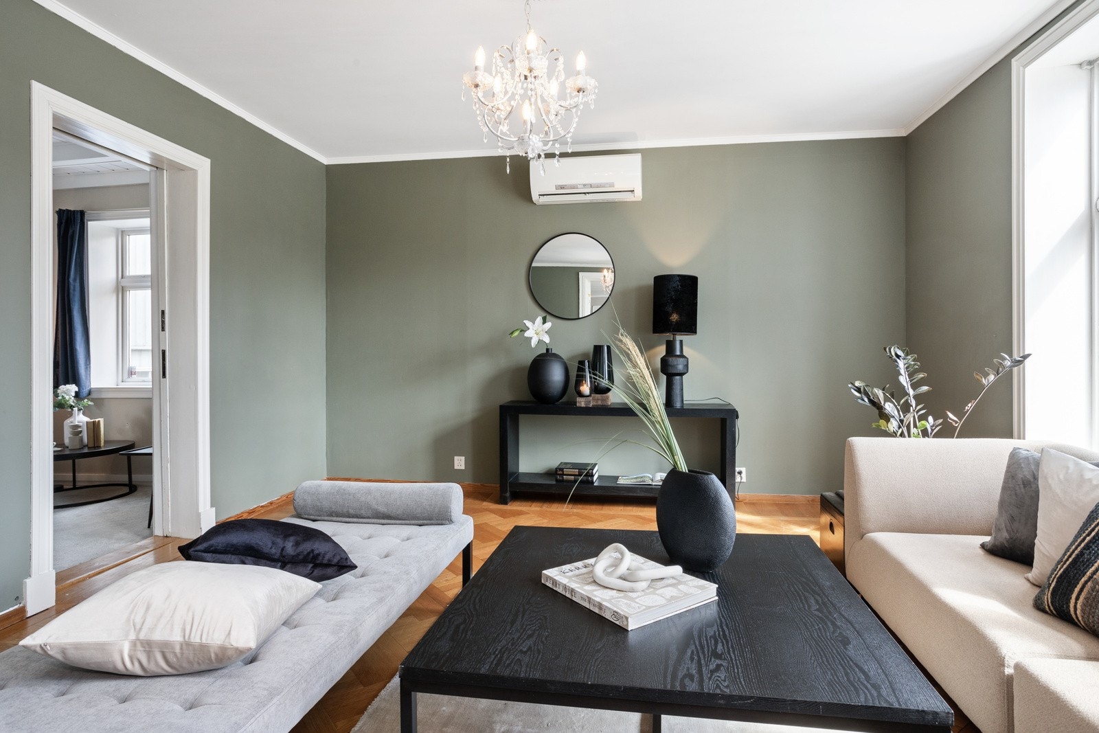 Dagligstuen er det naturlig samlingspunktet for familien. Den er malt i en delikat grønntone og har klassiske gulver. Galleribilde