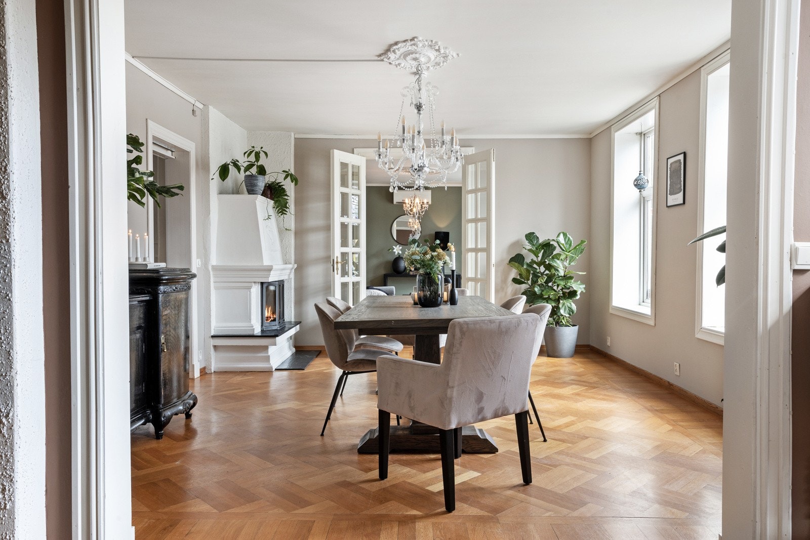 Flere stuer med takrosetter og doble dører. Galleribilde