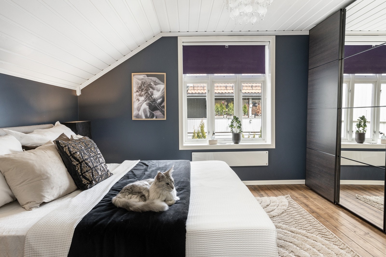 Hovedsoverommet er malt i en delikat mørk blåtone. Galleribilde