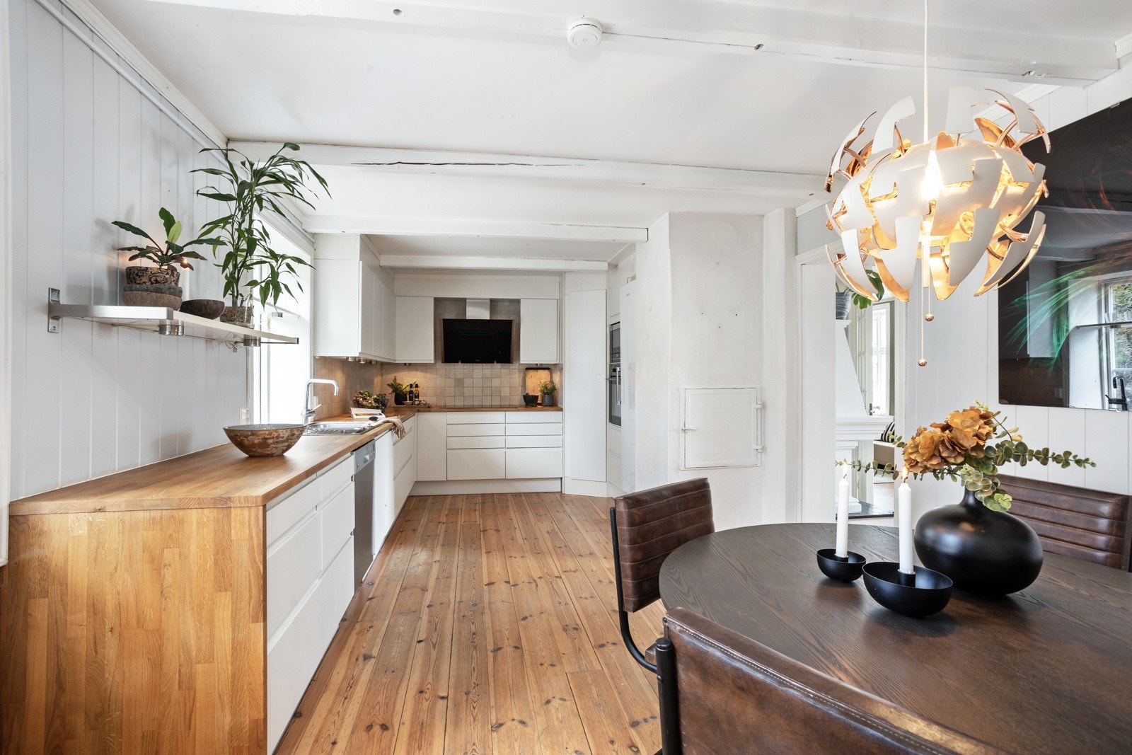 Dette koselige kjøkkenet har en moderne touch med innredning fra 2010/2011, og den elegante heltre benkeplaten gir rommet et naturlig preg. Galleribilde