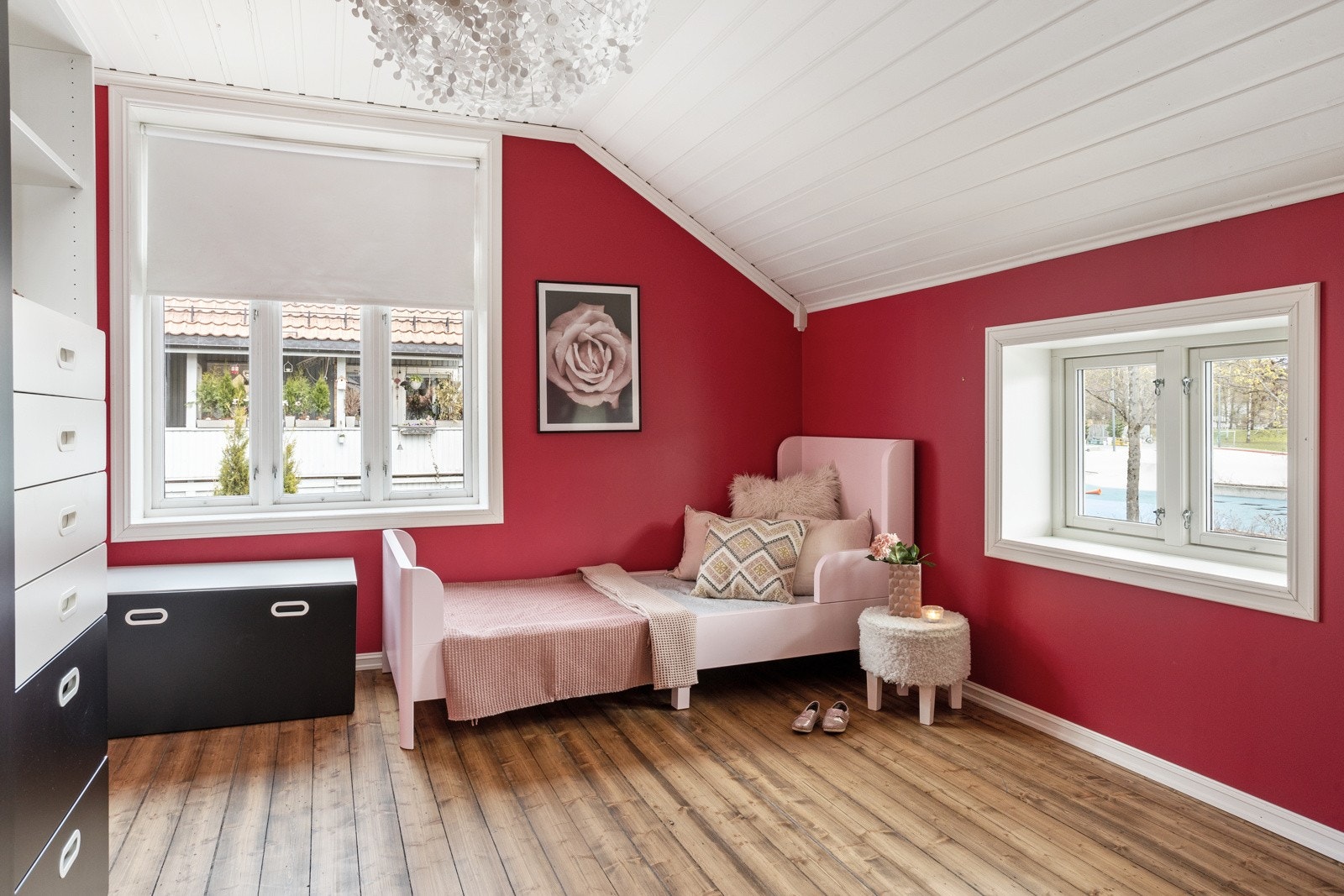 Koselig og fargerikt barnerom i rosa nyanser med lekne detaljer og god oppbevaringsplass. Galleribilde