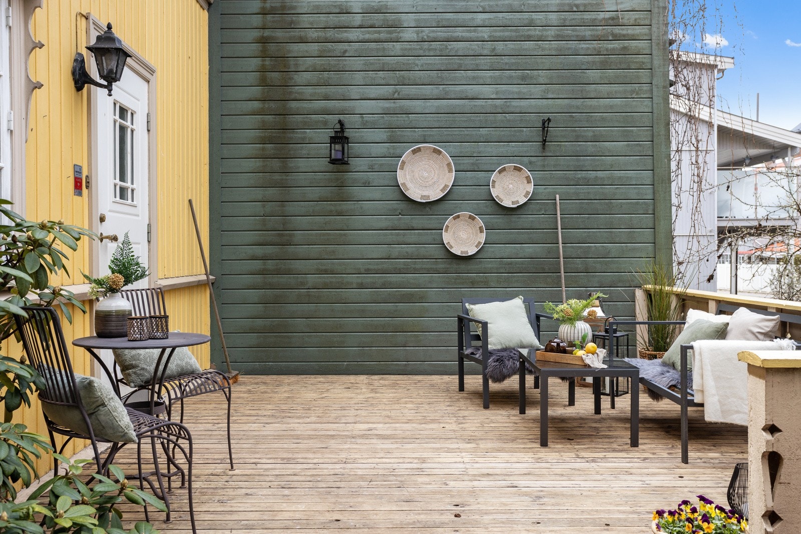 Ved inngangspartiet er det en 35 kvm stor markterrasse med god plass til utemøbler og hyggelige utendørs stunder. Galleribilde