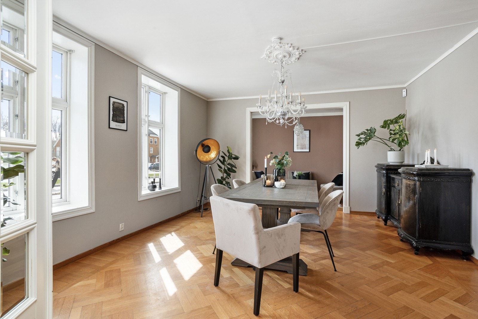 Spisestuen er i hjertet av huset med direkte adkomst fra kjøkkenet. Store vinduer sørger for godt med naturlig lys. Galleribilde