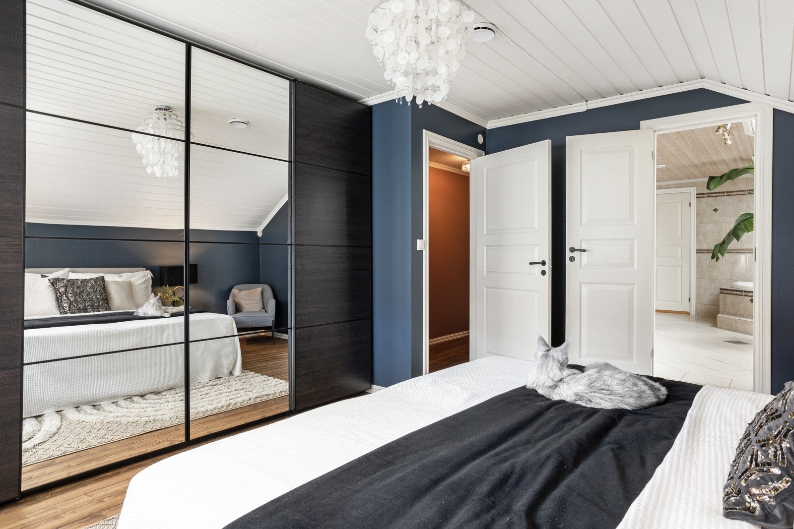 Hovedsoverommet har en praktisk og elegant løsning med en stor skyvedørsgarderobe som gir god plass til oppbevaring av klær og sko. Galleribilde