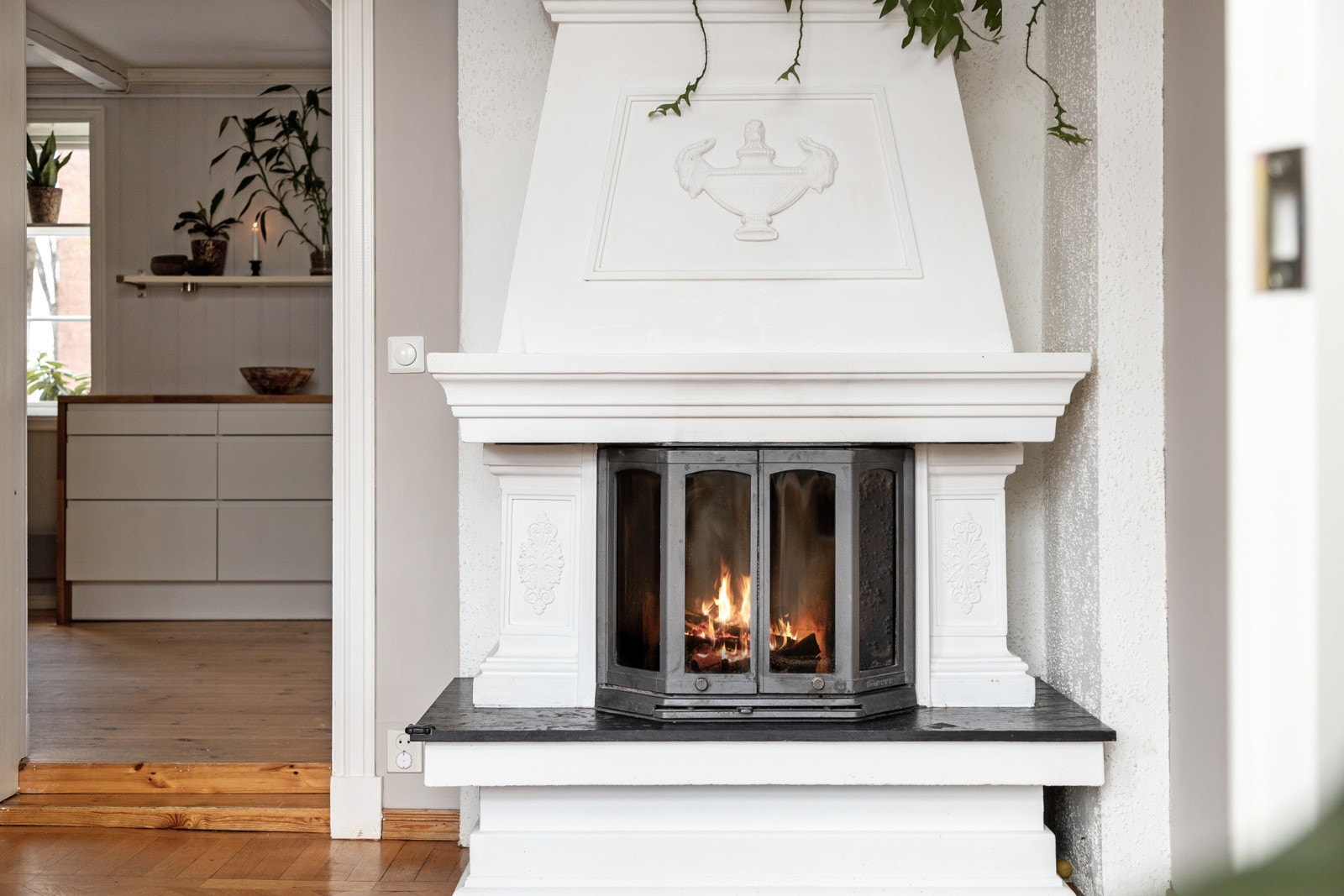 Klassisk peis i spisesstuen skaper en koselig og avslappende atmosfære, perfekt for en kveld med familie og venner. Galleribilde