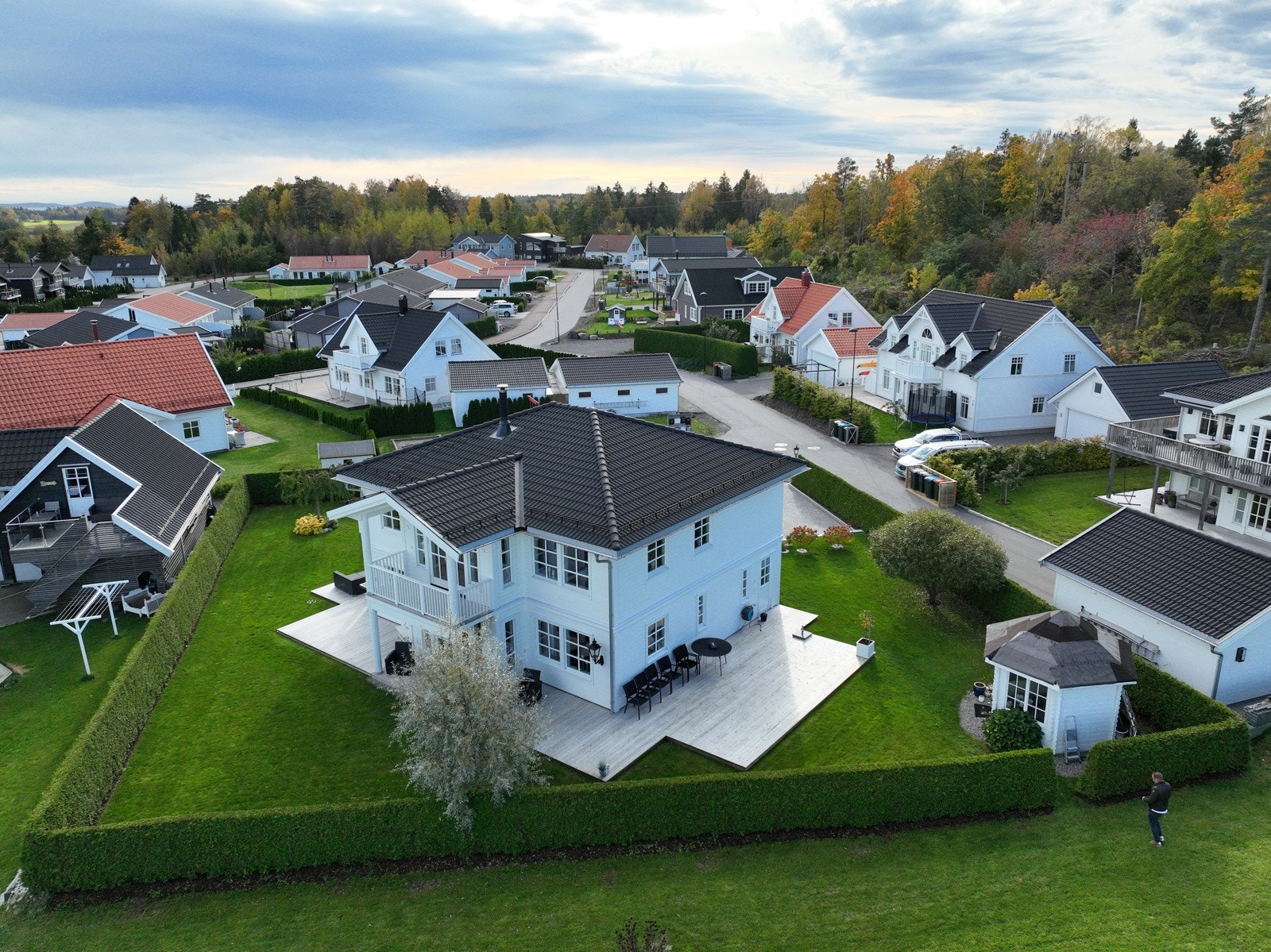 Tomten er meget pent opparbeidet og er tilnærmet flat Galleribilde