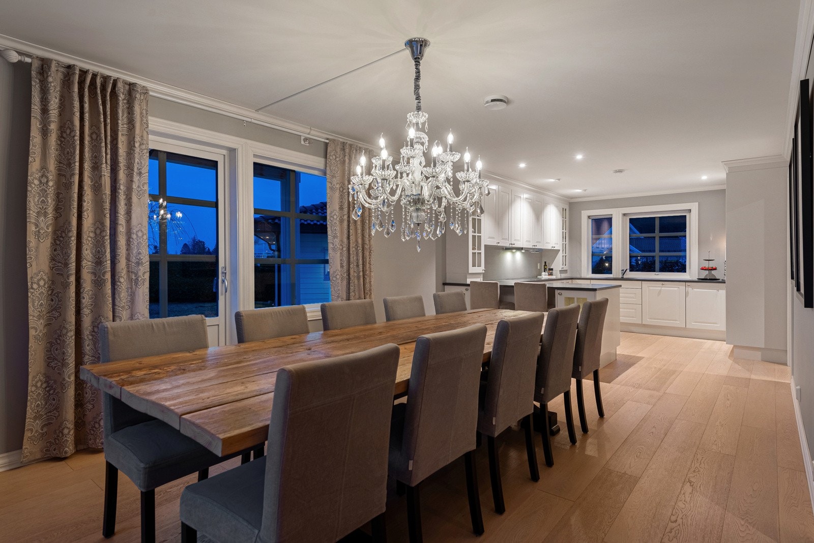 Dekk på bordet og ønsk familie og venner velkommen til bords! Galleribilde