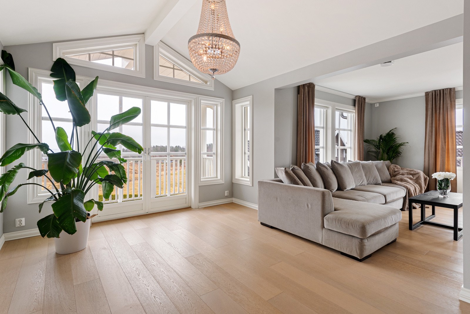 I 2. etasje kommer du opp til en lys og åpen loftstue. Store, åpne rom med store vindusflater går igjen i hele huset. Galleribilde