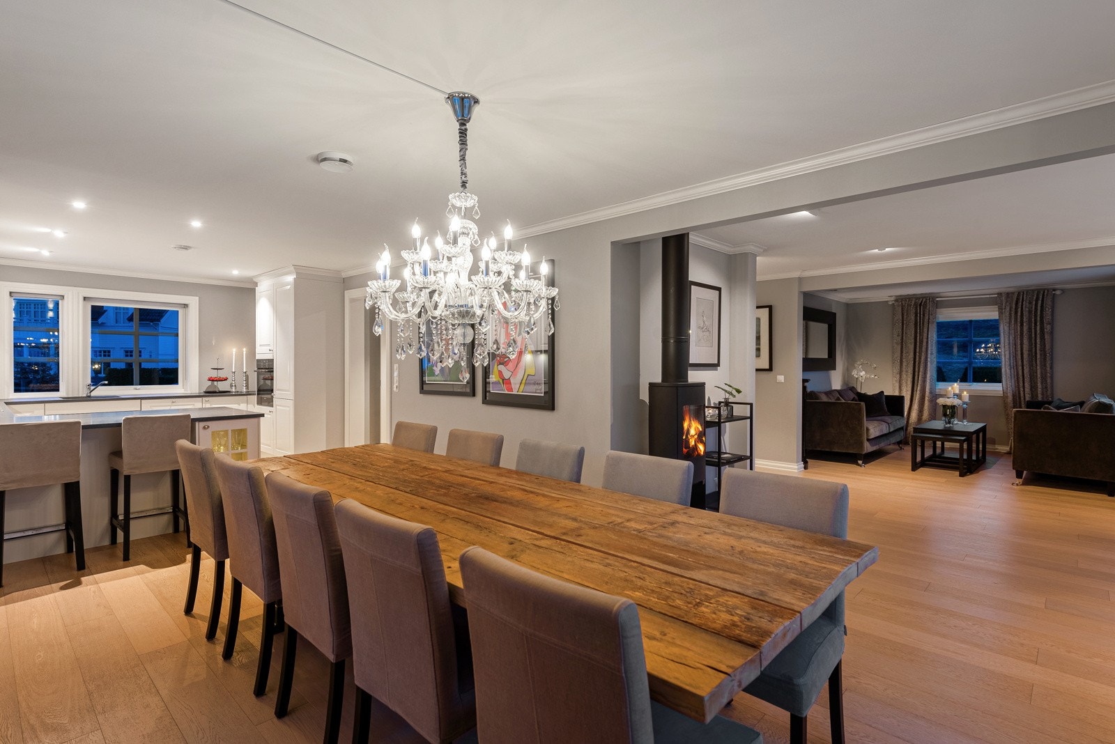 Her har du et stort og åpent rom, men også en lun og nær atmosfære med peisovnen i sentrum Galleribilde