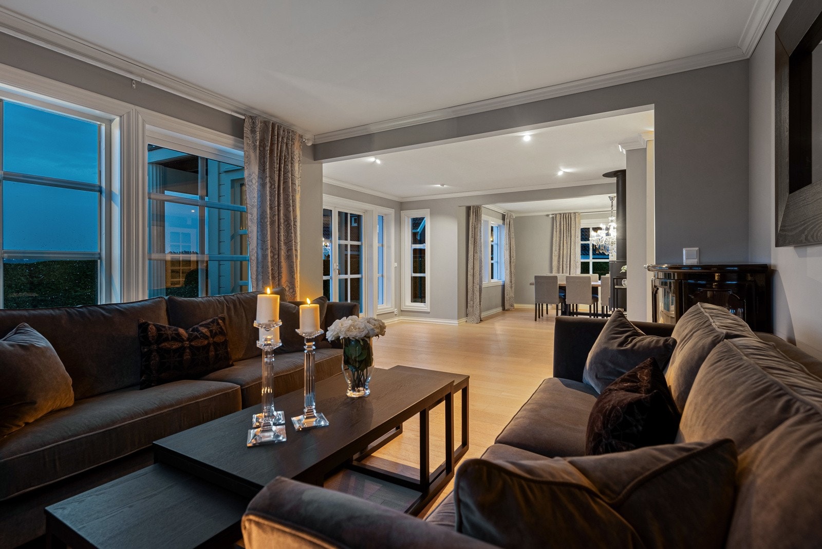 Her har du et fint og åpent stueområde hvor du kan lene deg tilbake og se ut over det frie området via de store vindusflatene Galleribilde