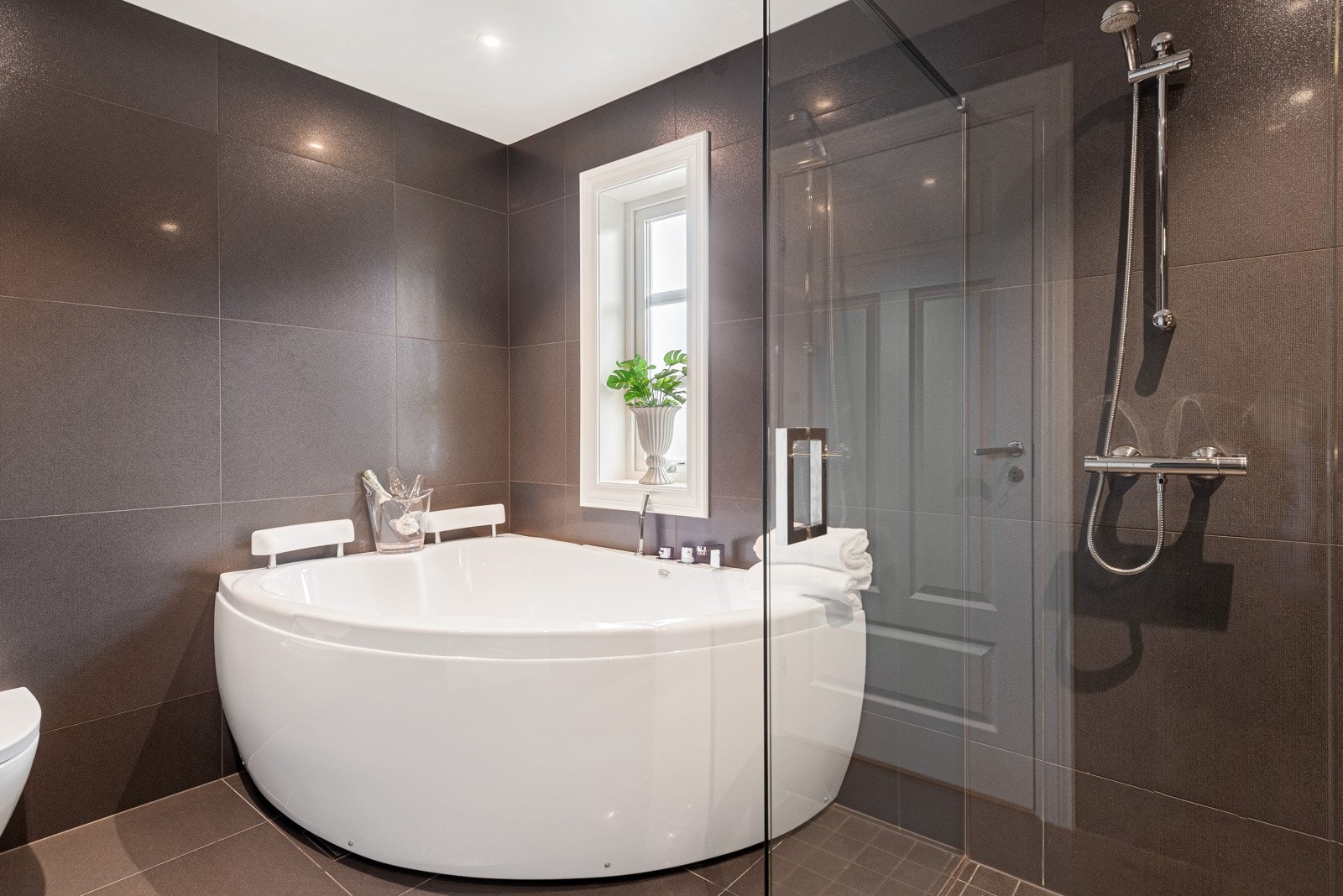 Rommet er innredet med både dusjhjørne og et deilig badekar Galleribilde