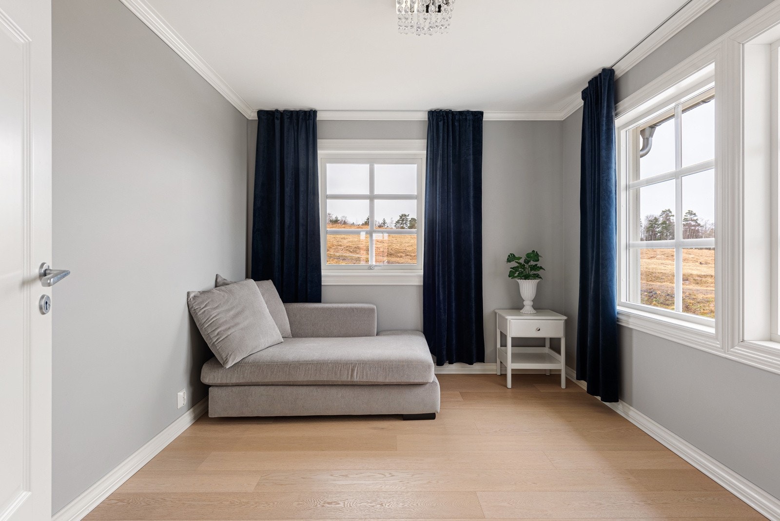 De 3 soverommene har god størrelse og store vindusflater Galleribilde