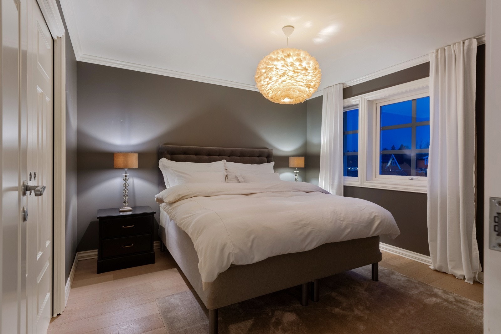 Med skyvedører til walk-in-closet kan du stenge av rommet for kvelden og nyte en rolig og komfortabel natts søvn Galleribilde