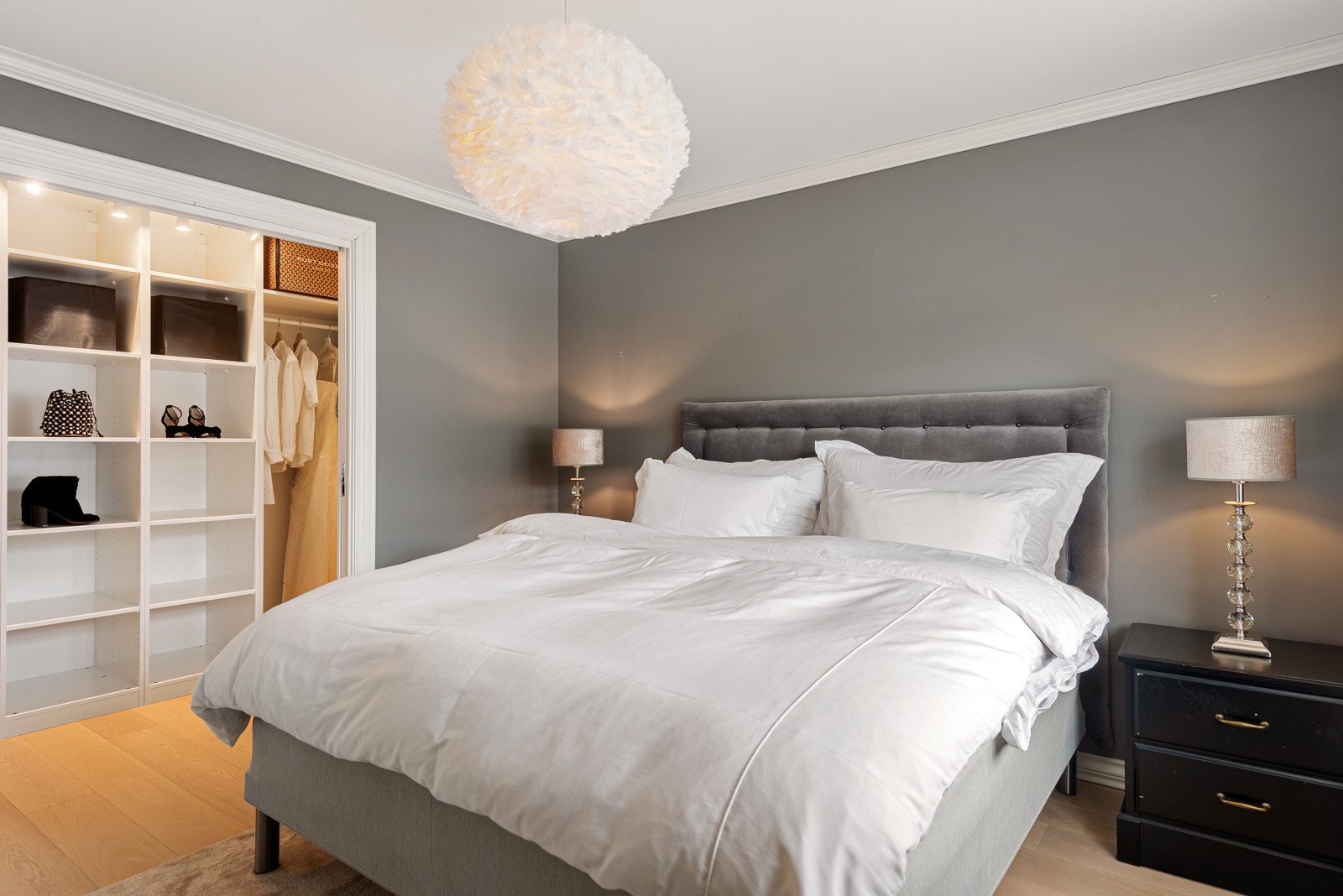 Hovedsoverommet har en særlig god størrelse med walk- in- closet Galleribilde