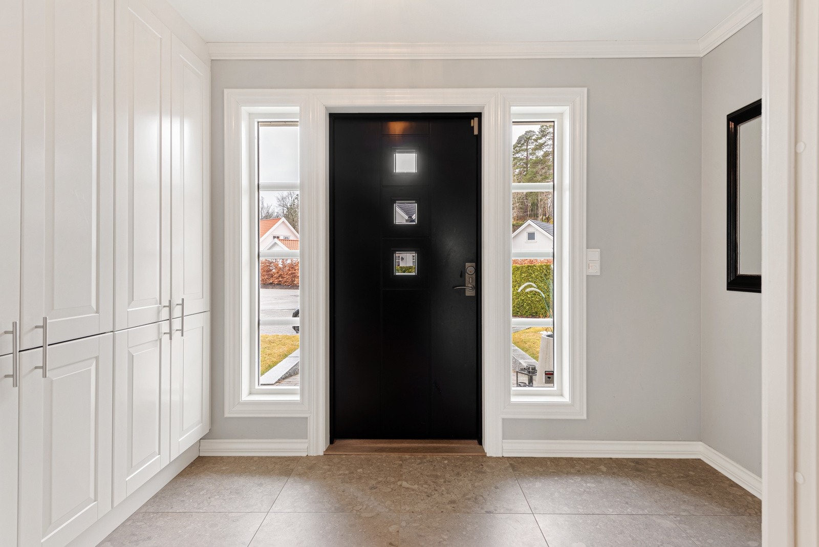 Fra den steinbelagte innkjørselen og det overbygde inngangspartiet, trer du inn i en romslig entré Galleribilde