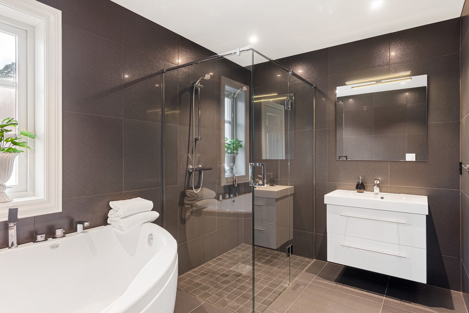 Baderommet i 2.etasje har den samme luksuriøse følelsen som badet i 1.etasje Galleribilde