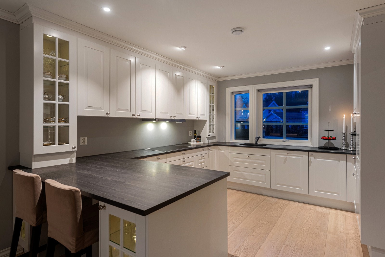 En herskapelig enebolig med gjennomførte detaljer og en fantastisk beliggenhet på populære Tolvsrød! Galleribilde