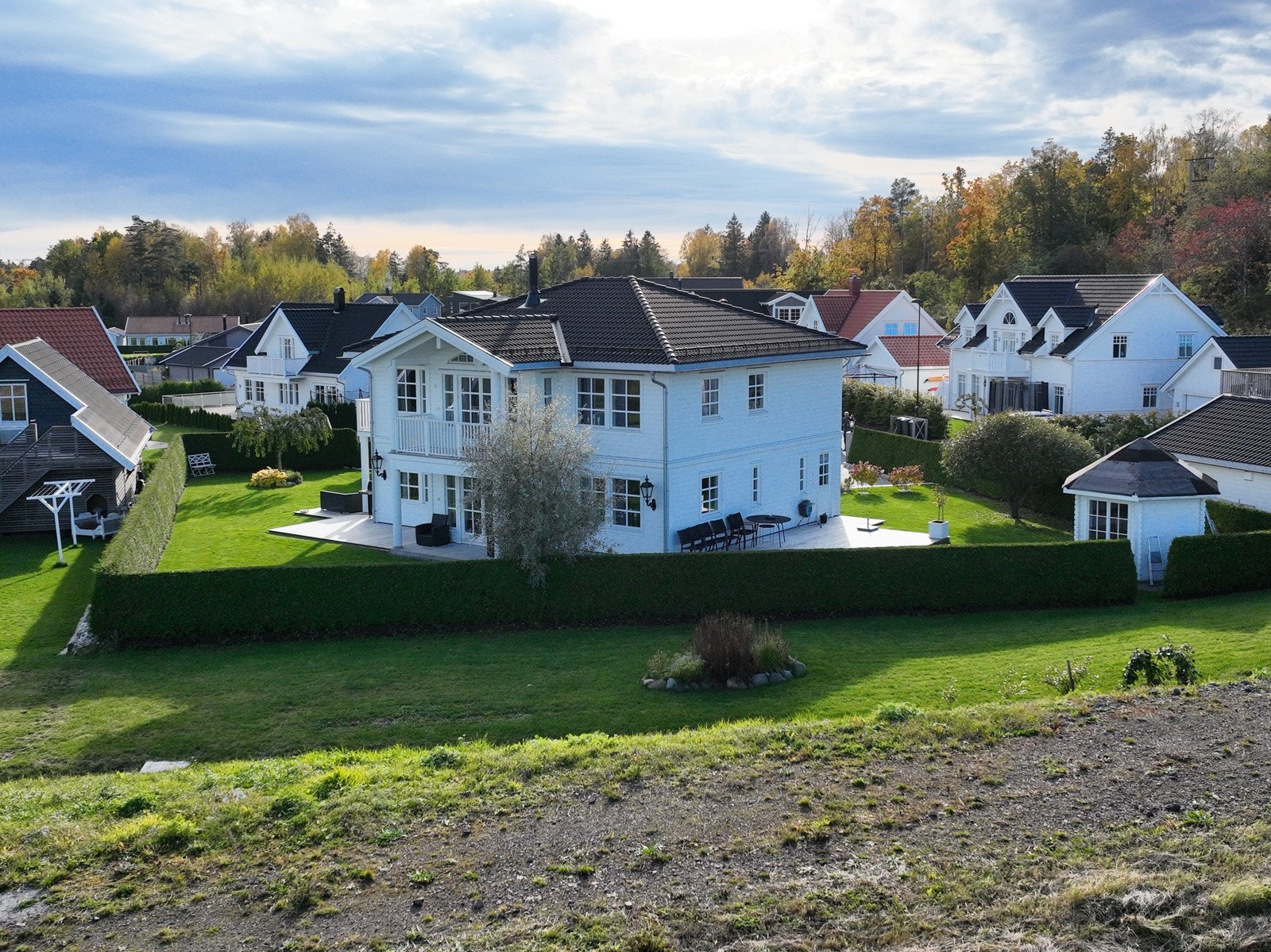 I tillegg til god plass i hagen har du flere utganger til markterrasse på til sammen 89 m2 Galleribilde