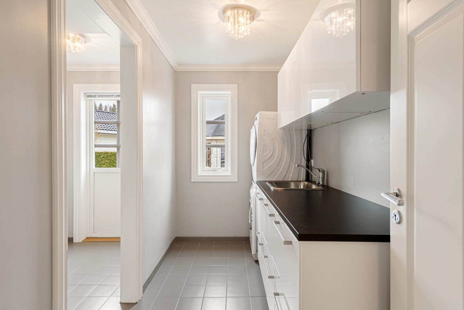 Her kan du gå rett inn til vaskerommet via teknisk rom med våte barnehageklær Galleribilde