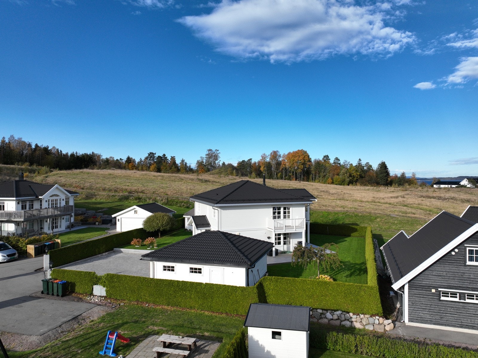 Boligen er beliggenhe på hjørnetomt i blindvei i et veletablert og barnevennlig nabolag Galleribilde