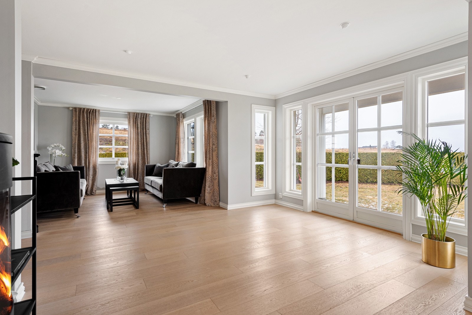 Med hekken som rammer inn tomten og en fin hjørnebeliggenhet har du et fint og fritt utsyn og godt lysinnslipp Galleribilde