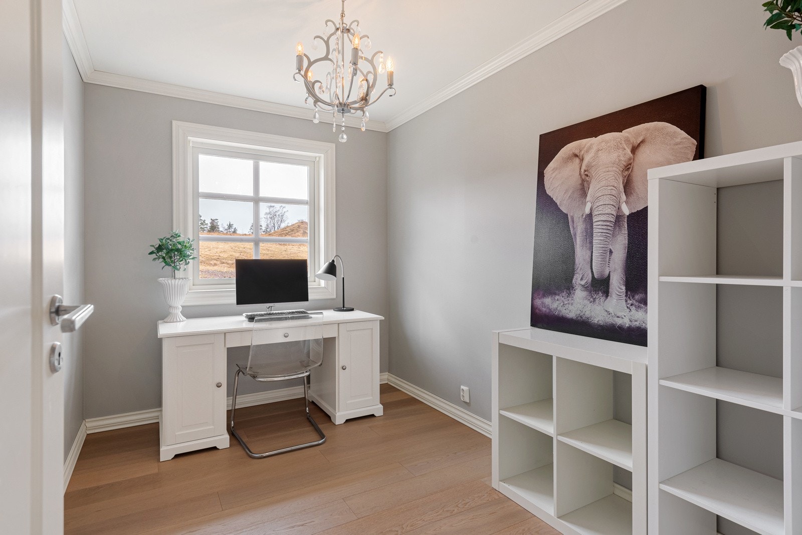 Det ene rommet i 2.etasje som i dag er brukt som kontor er på originale tegninger bod og ikke godkjent for varig opphold Galleribilde