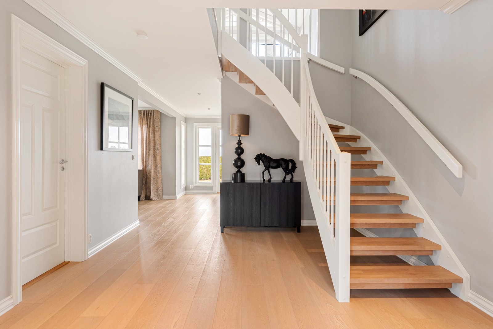 I hallen er det inntil 3 meter takhøyde noe som gir et herskapelig preg Galleribilde