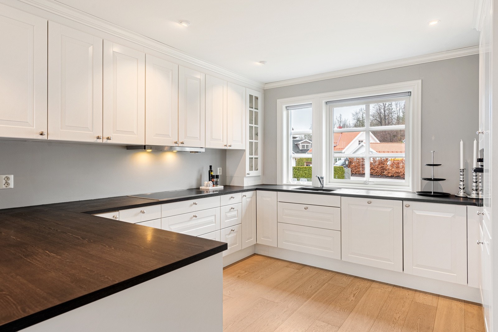 Her har plassen god plass til å utfolde seg med god benkeplass og hvitevarer integrert Galleribilde