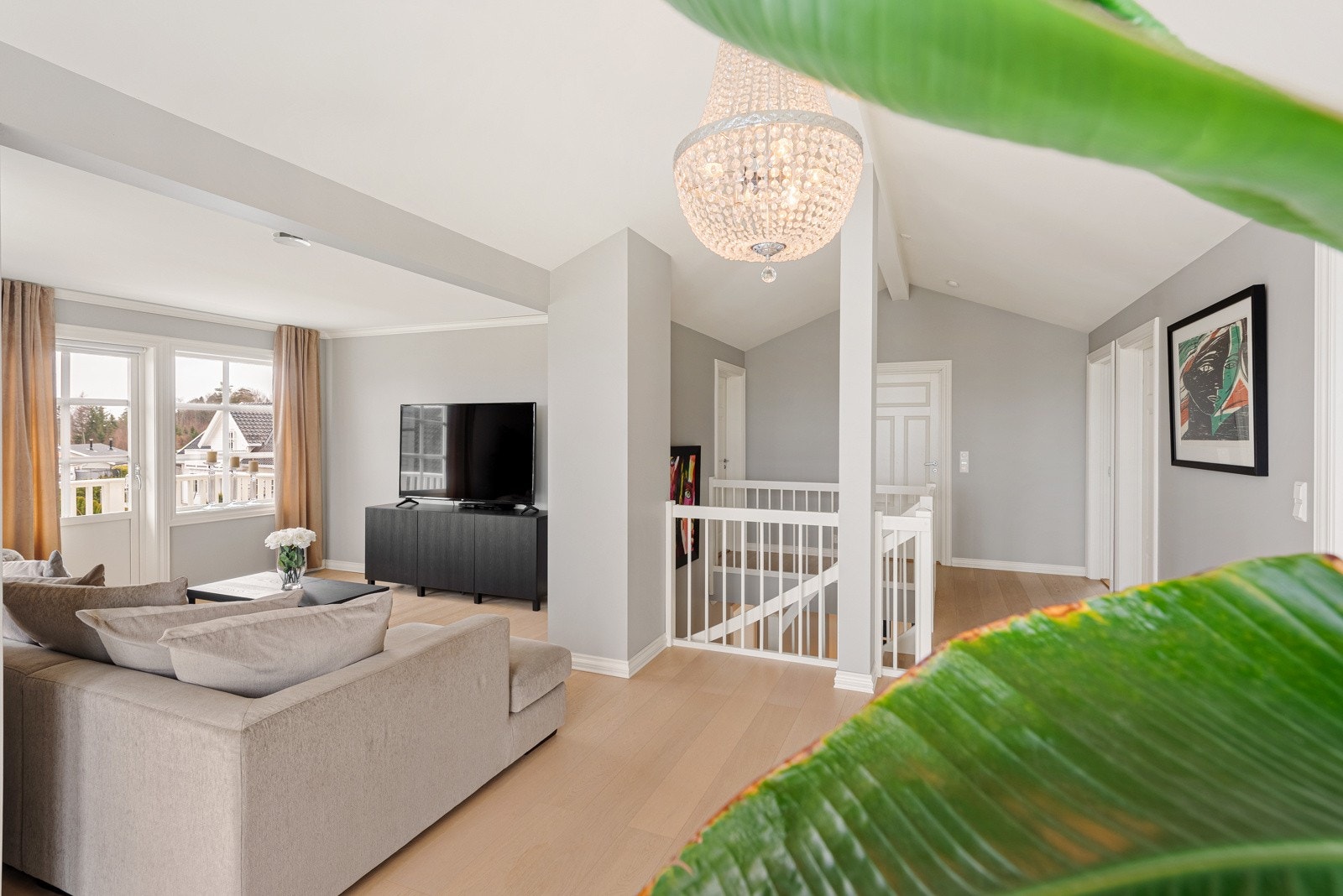 I 2.etasje kommer du opp i lys og åpen lofstue hvor du har adkomst til husets 3 soverom Galleribilde