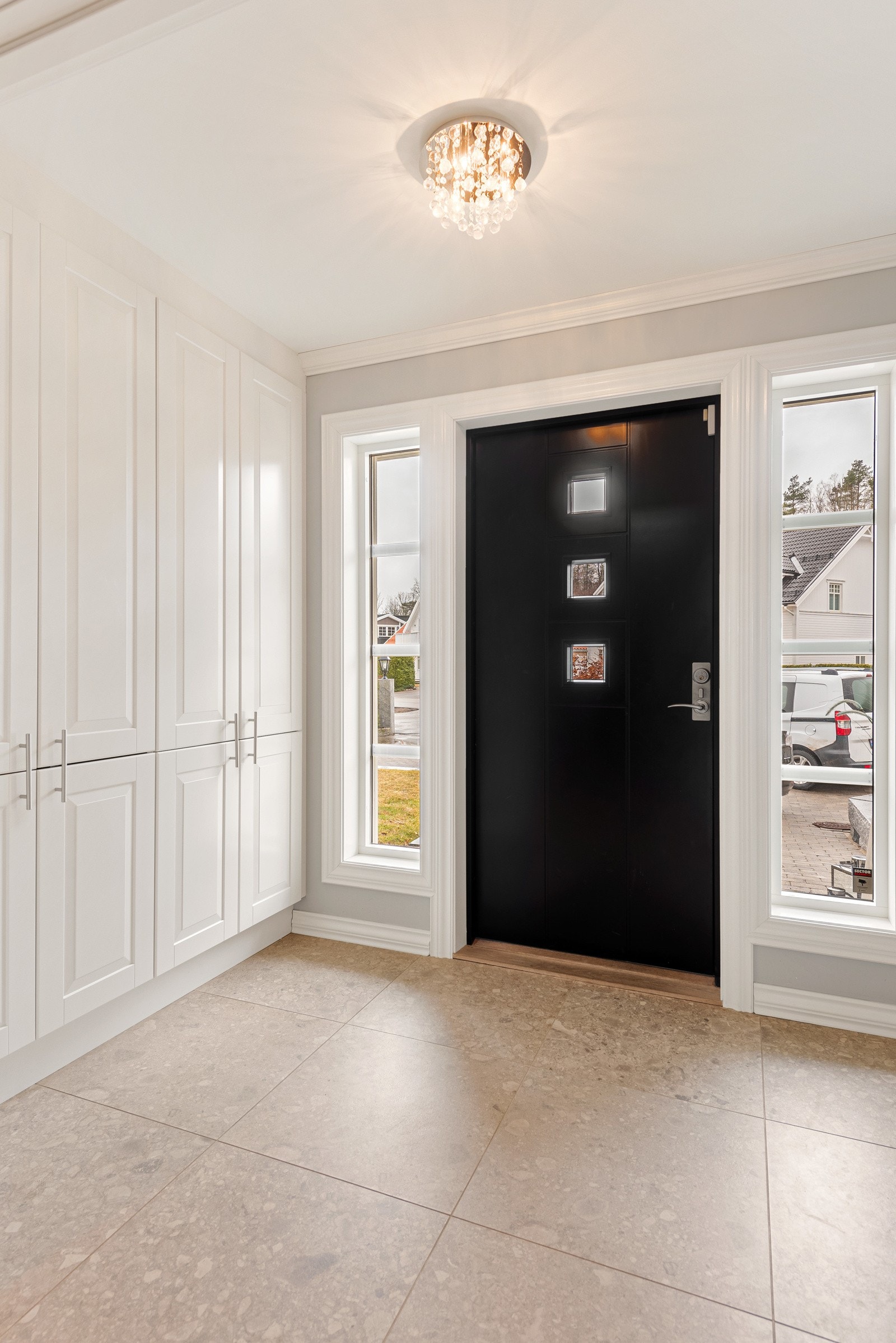 Her har du god plass til å henge fra deg i romslig garderobe, og under det flislagte gulvet har du varmekabler Galleribilde