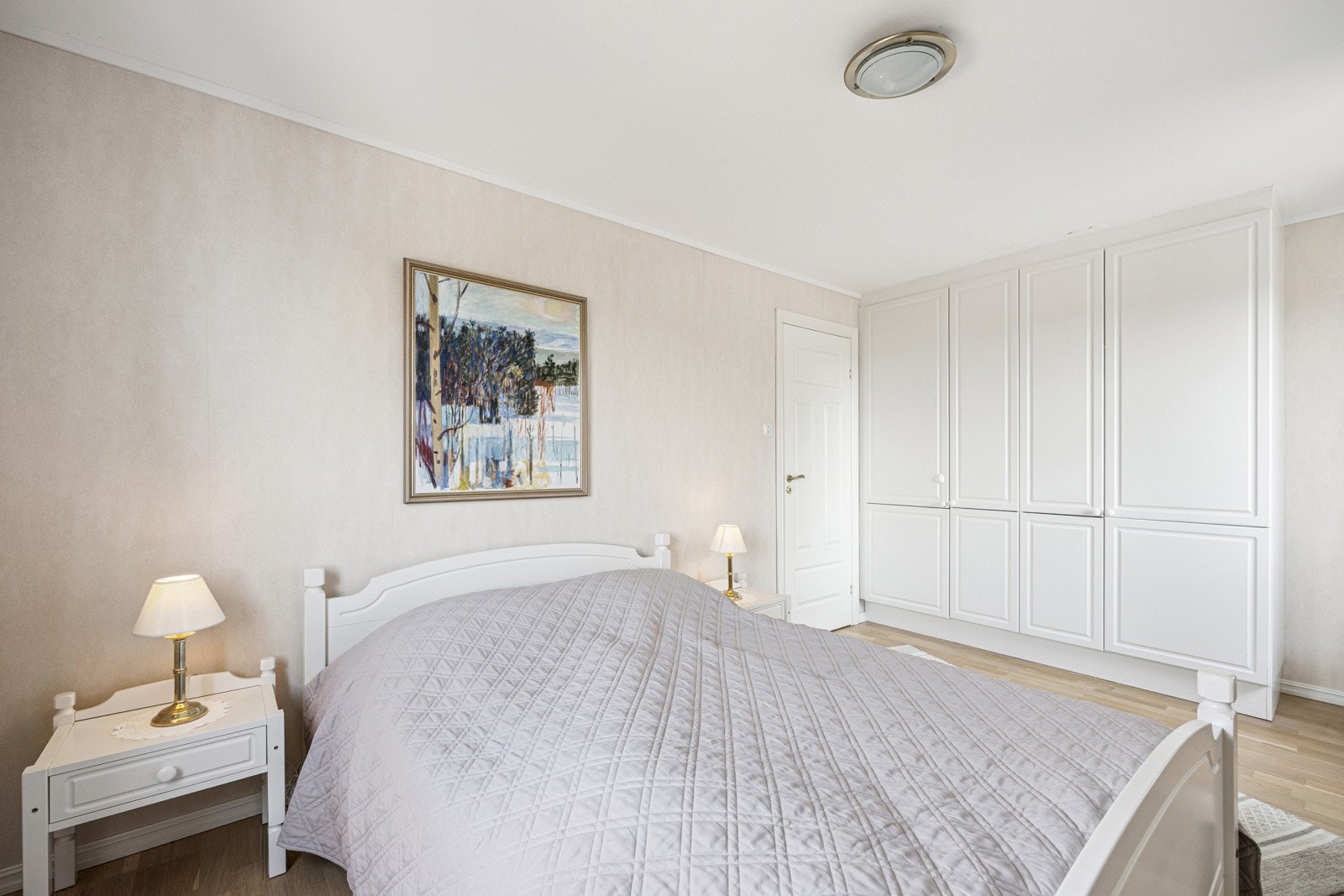 Hovedsoverommet har plass til dobbeltseng, nattbord og det er utsytrt med garderobeskap Galleribilde