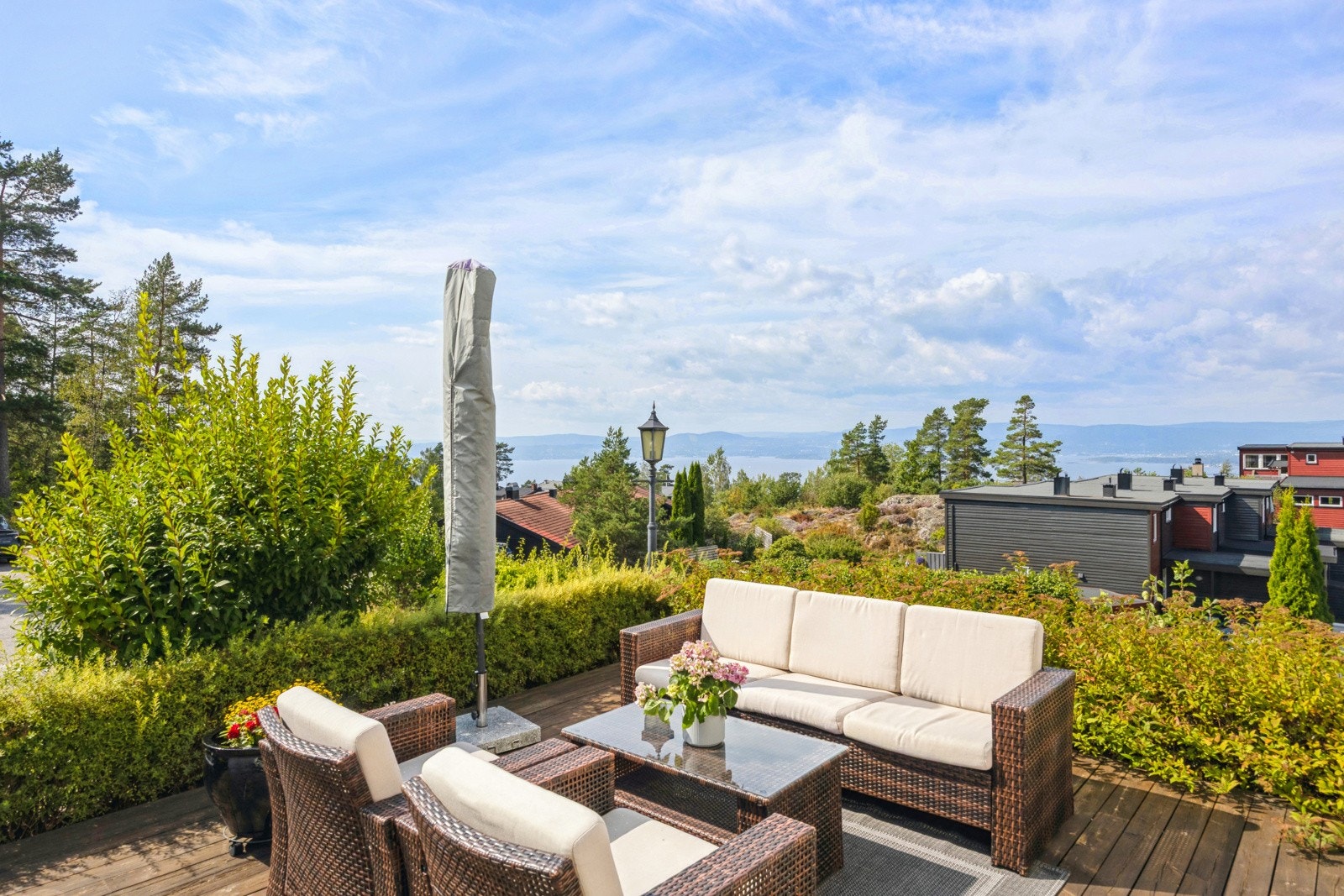 Stor nydelig terrasse vendt mot syd-vest oppført i treverk. Underlag av beiset terrassebord. Galleribilde