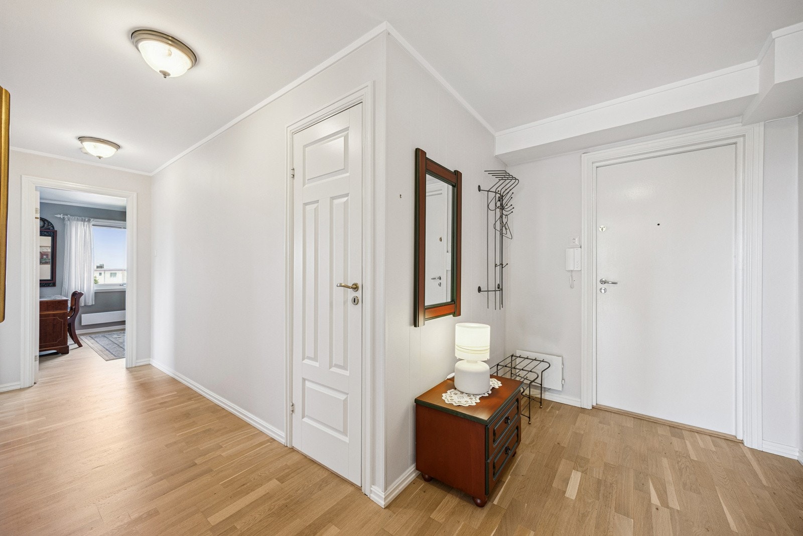 Romslig gang med callinganlegg. Det er ikke dørterskler i oppholdsrom. Galleribilde