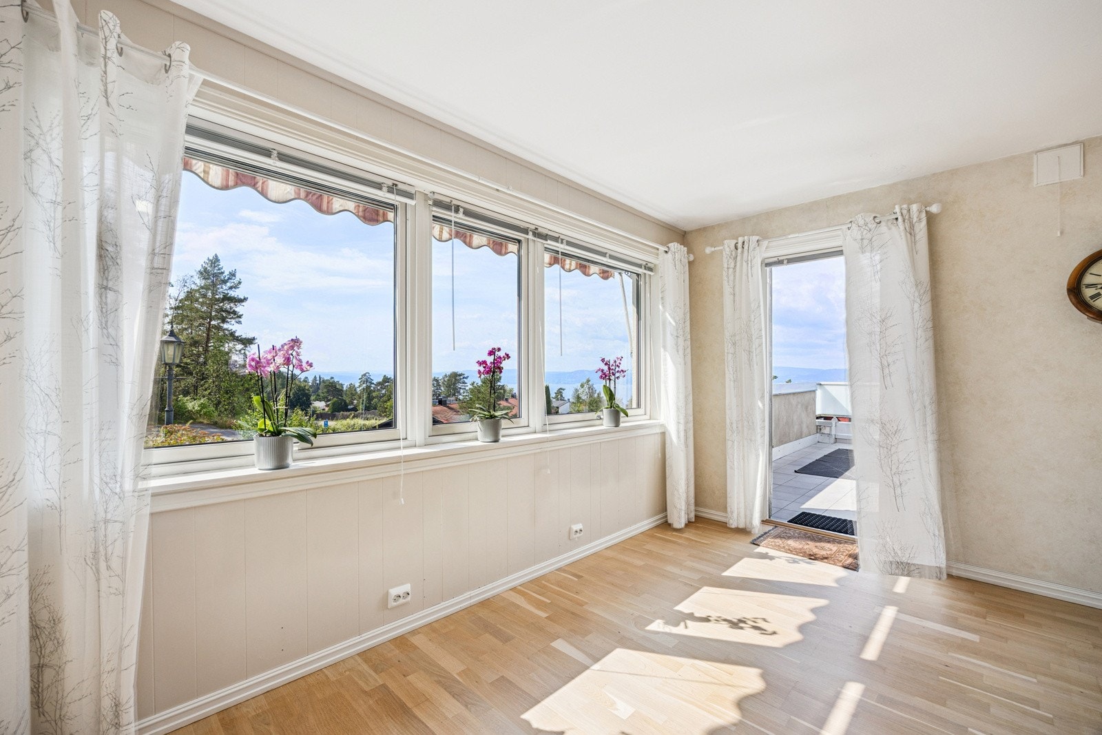 Store vindusflater slipper inn mye naturlig lys og skaper en god atmosfære. Galleribilde