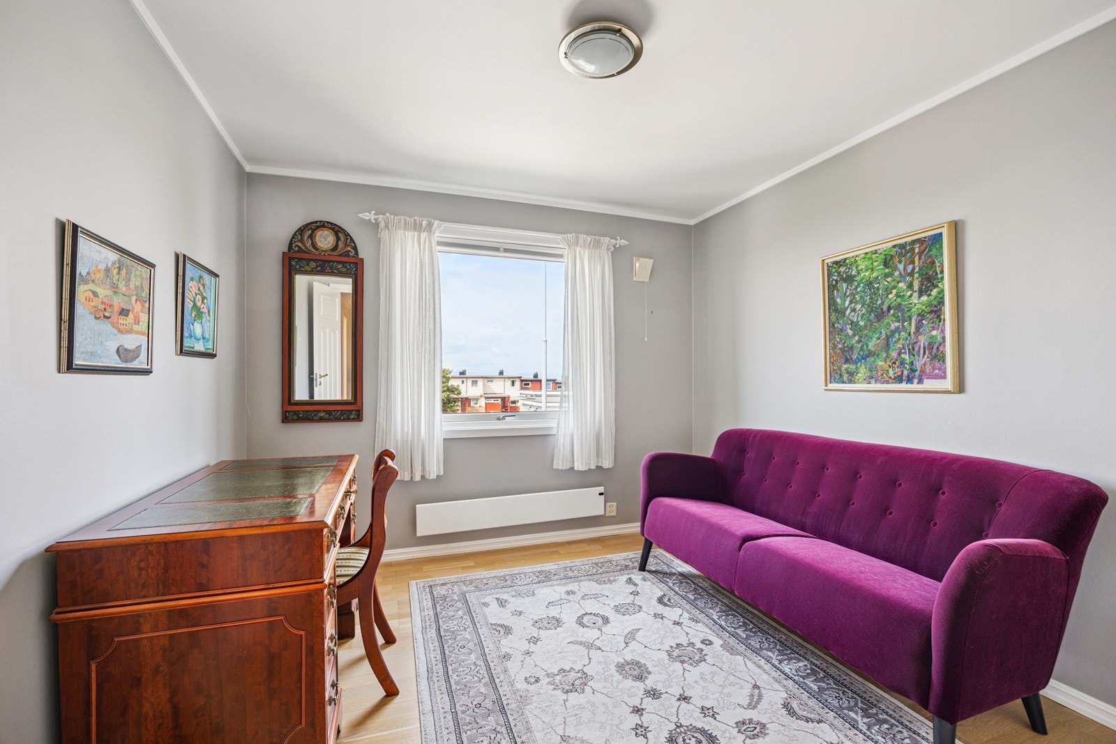 Leiligheten har 3 gode soverom. Dette soverommet har skap med god lagringsplass. Galleribilde