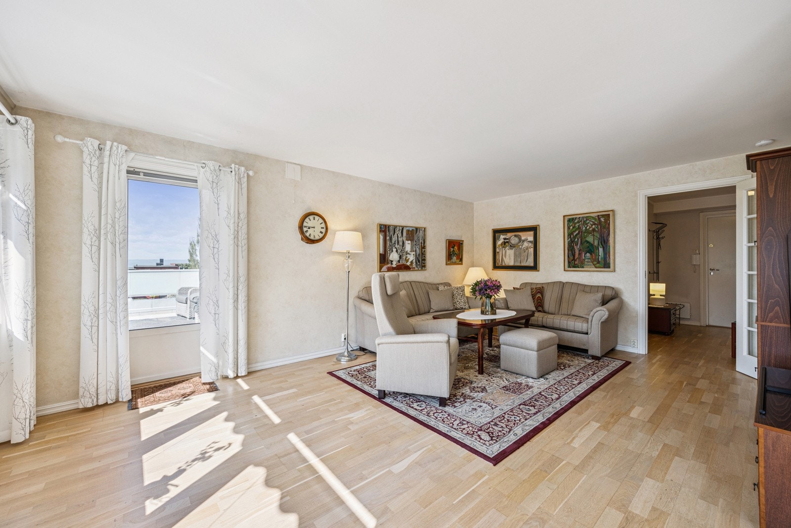 Lys og trivelige stue med god plass til møblering. Galleribilde