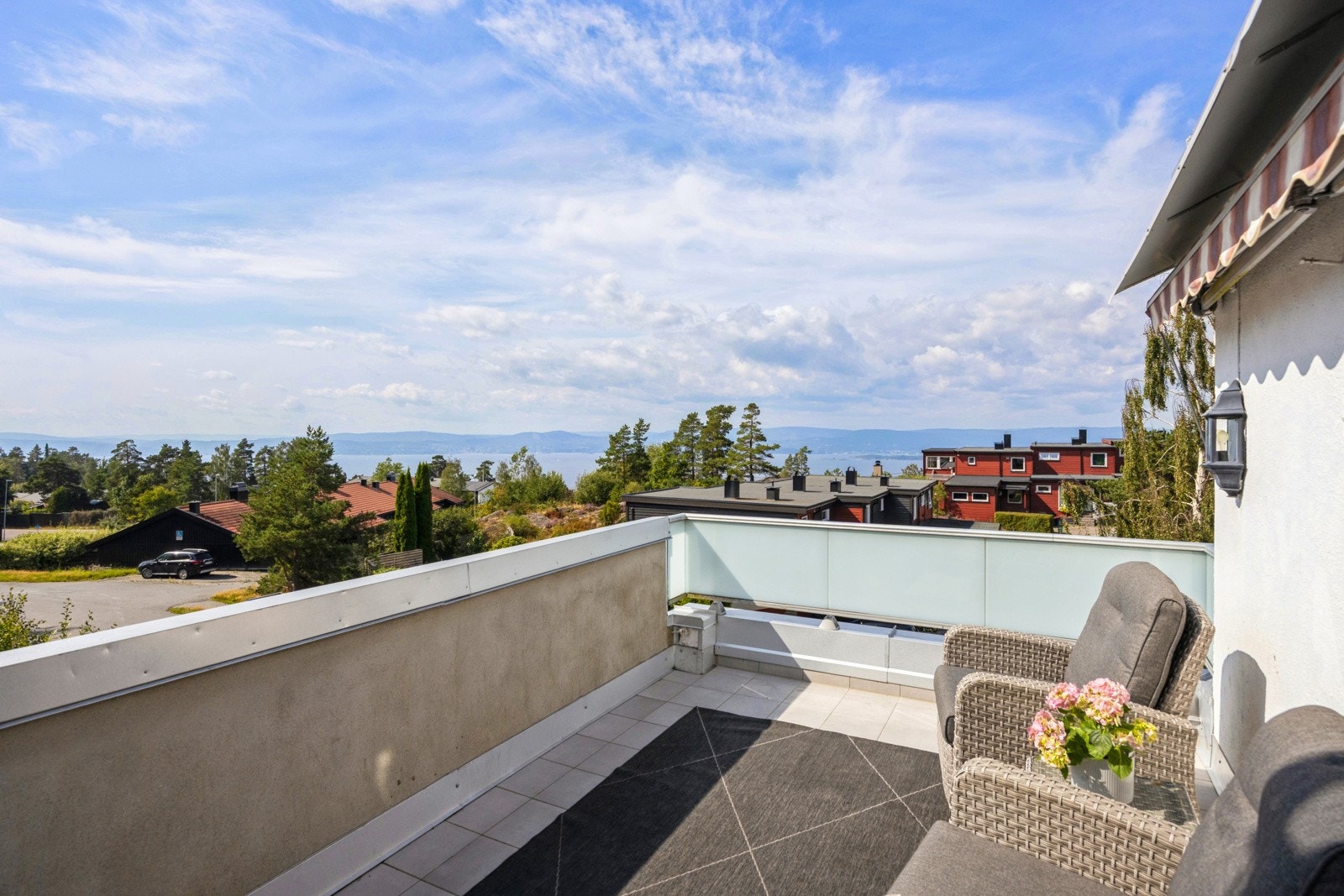 Flislagt vestvendt terrasse oppført i betong/stål med tilkomst fra stue. Galleribilde