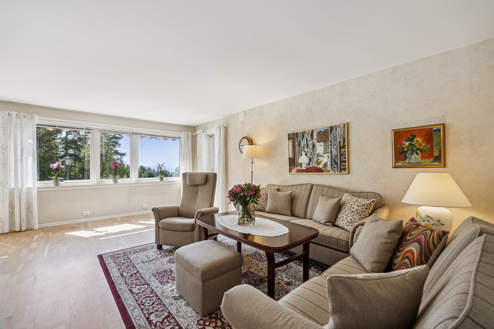 Her bor du i skogkanten med fantastisk sjøutsikt! Galleribilde