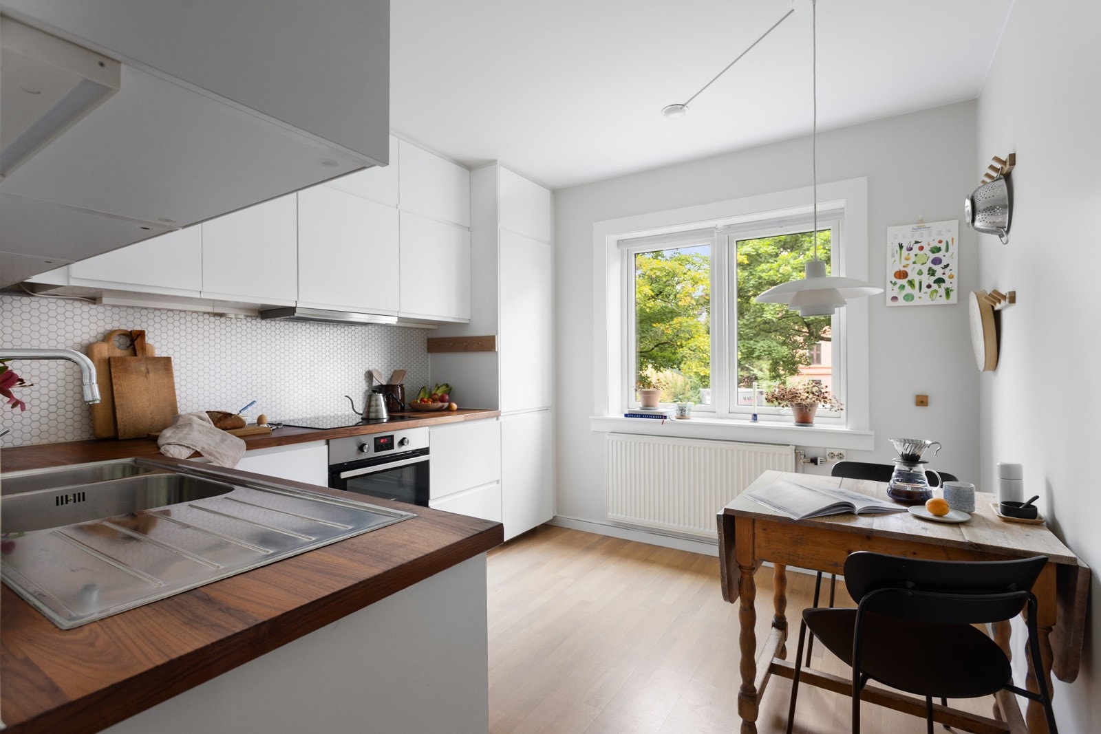 Innbydende kjøkken med spiseplass. Galleribilde