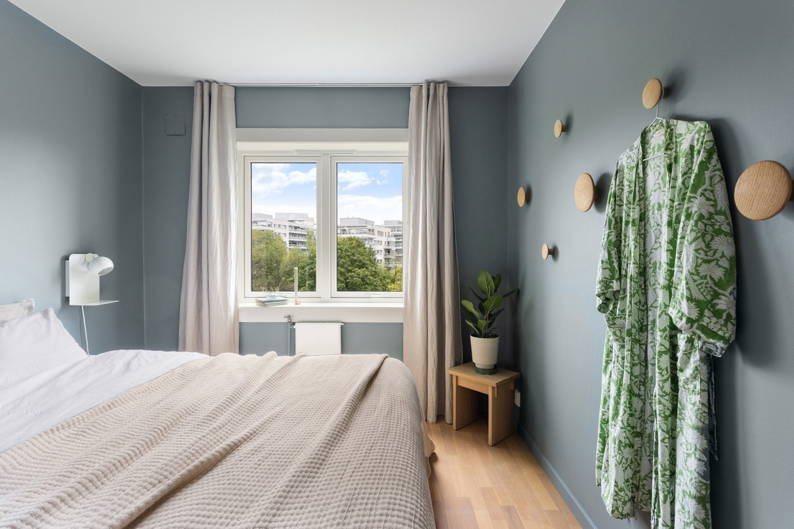 Her har du plass til en stor dobbeltseng med nattbord på hver side. Galleribilde