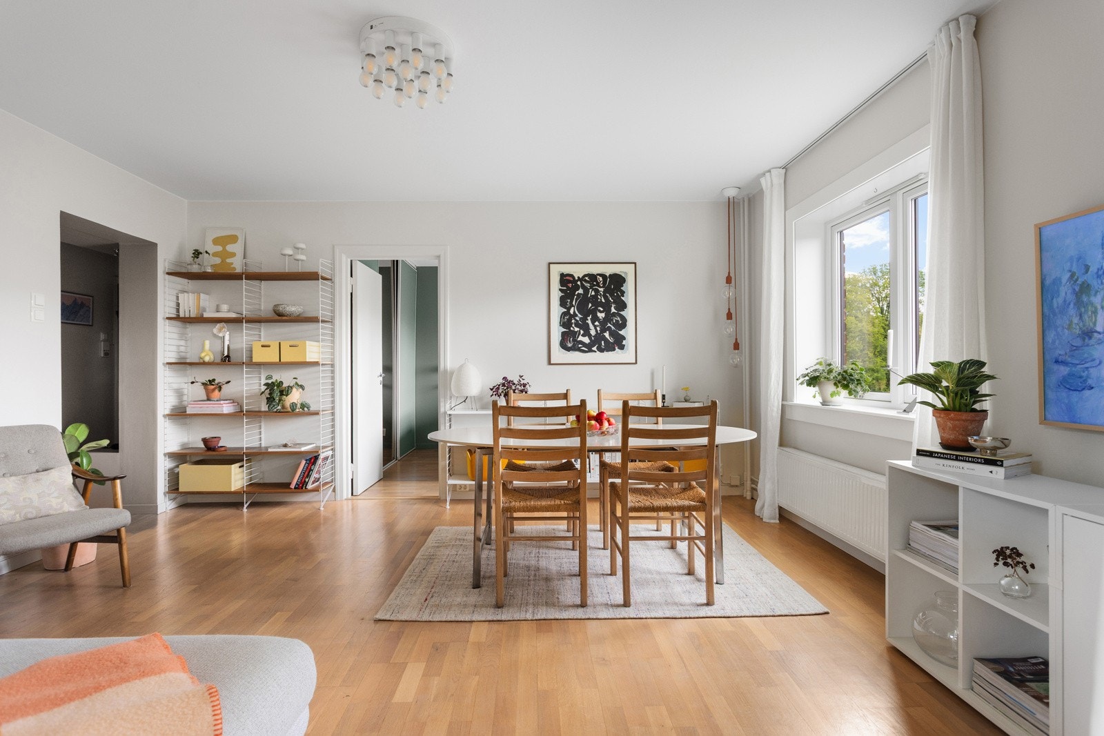 Hele leiligheten holder en moderne standard med pene parkettgulv og delikat malte flater. Galleribilde