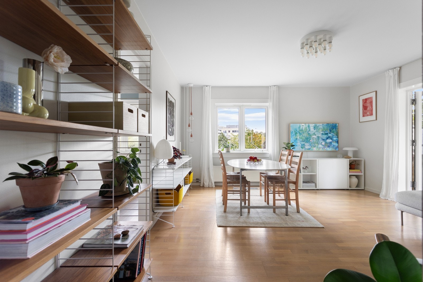 Lys og nydelig hjørnestue med grønt utsyn. Galleribilde