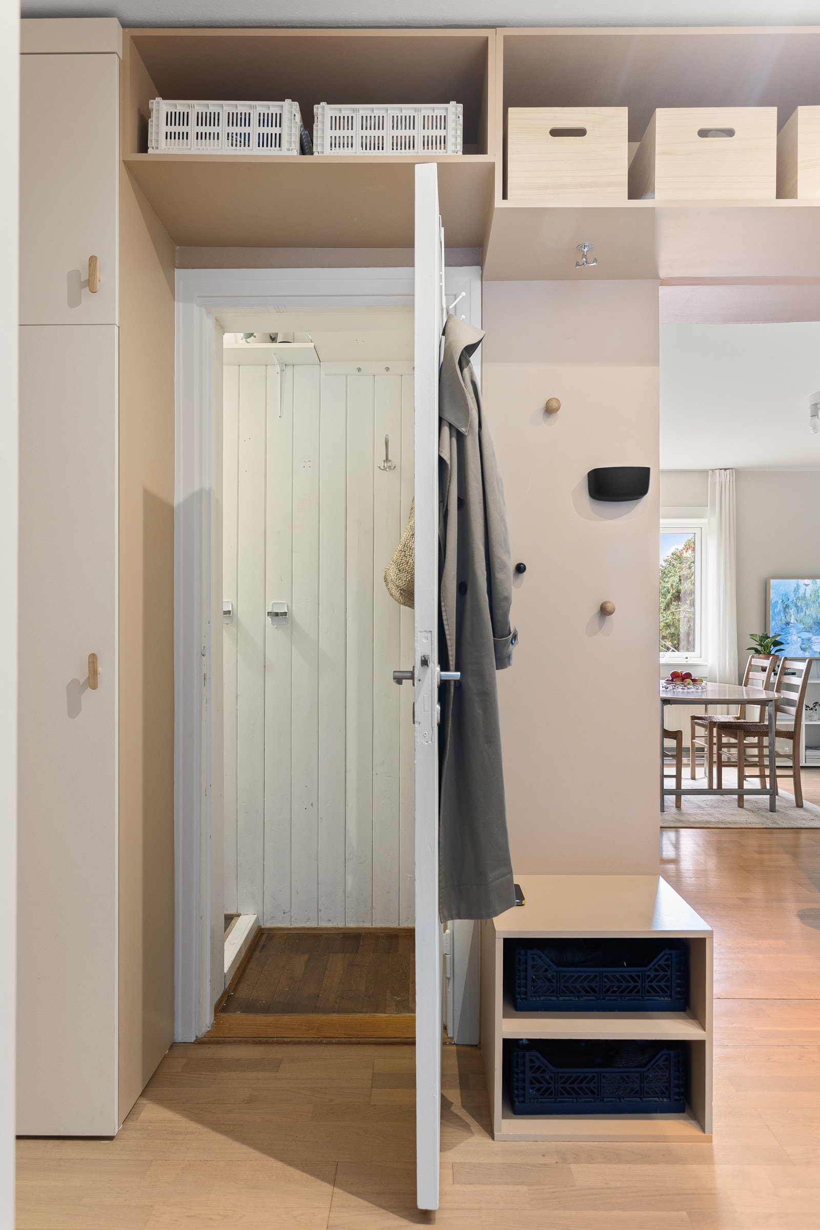 Fra entréen har du adkomst til en praktisk innvendig bod. Galleribilde