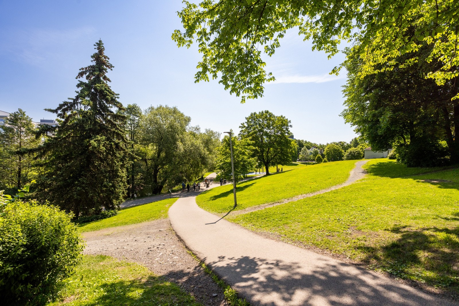 Rett nedenfor finner du flotte turveier og grøntarealer langs med Akerselva. Galleribilde