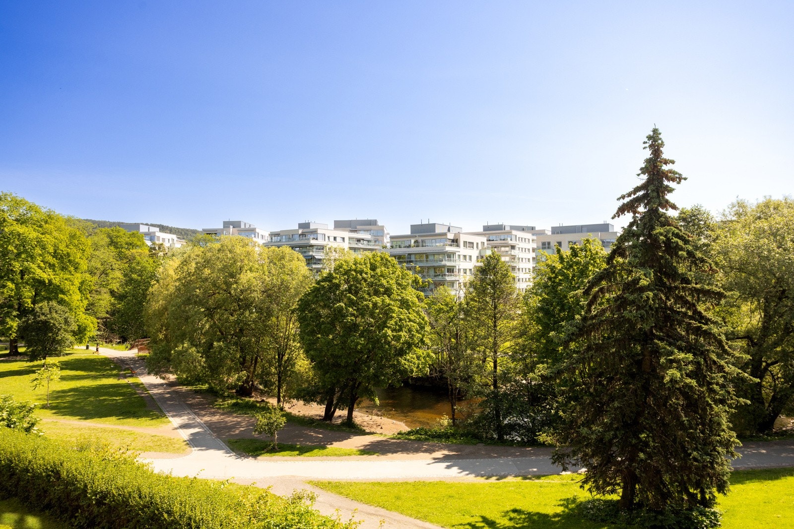 Akerselva med omkringliggende grøntområder og turveier ligger like nedenfor leiligheten. Galleribilde