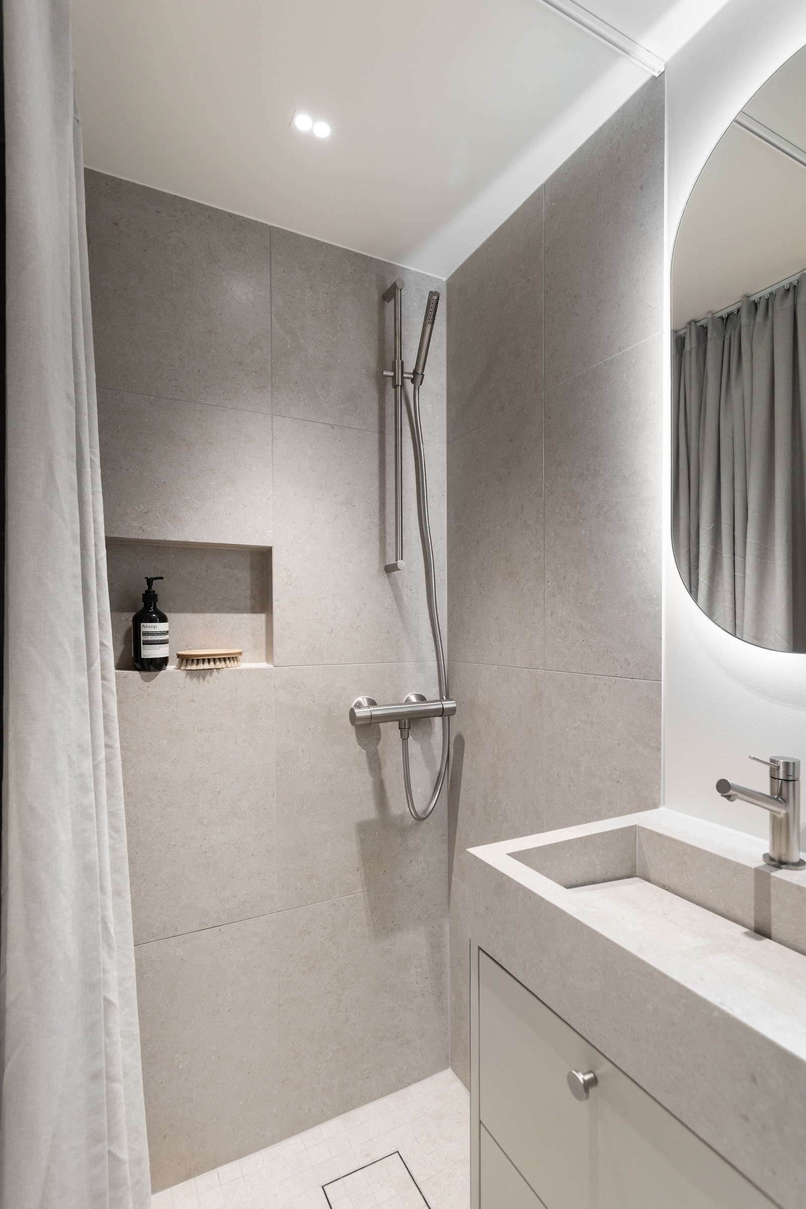 Badet er svært delikat med nydelige fliser og stilren innredning. Galleribilde