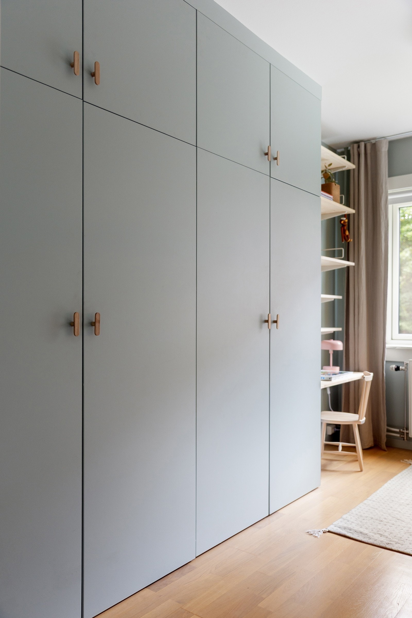 Her får du store garderobeskap. Galleribilde