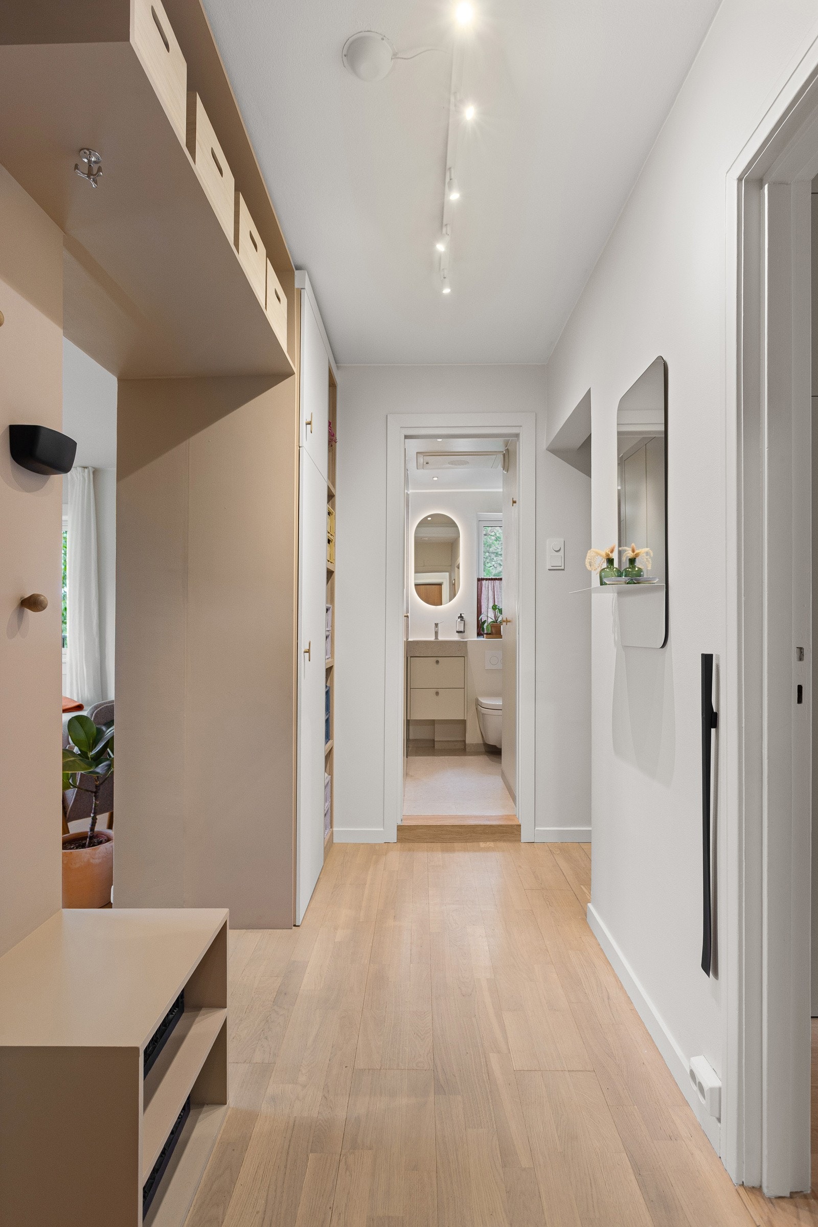 Lekker entré som er oppusset i år og som fikk plassbygde skap og hyller i 2022. Galleribilde